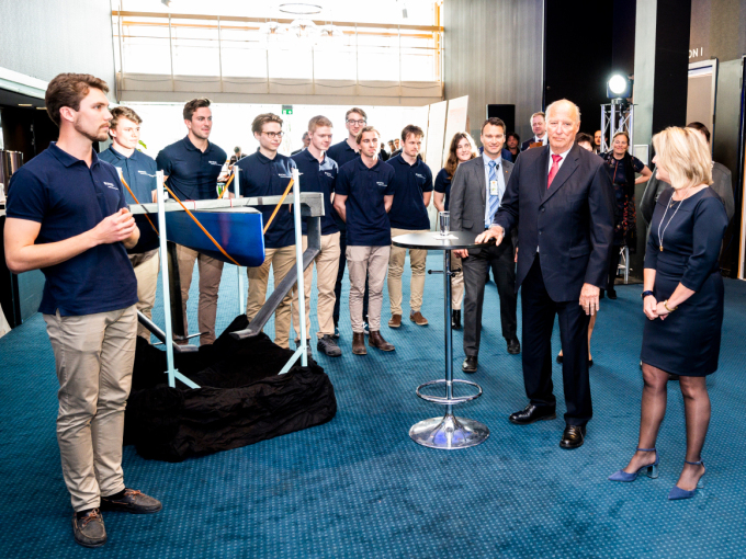 Studentar fortalde Kong Harald om prosjektet sitt: ein båt med venger som dei skal delta i konkurransen Hydrocontest med. Foto: Ole Martin Wold / NTB scanpix